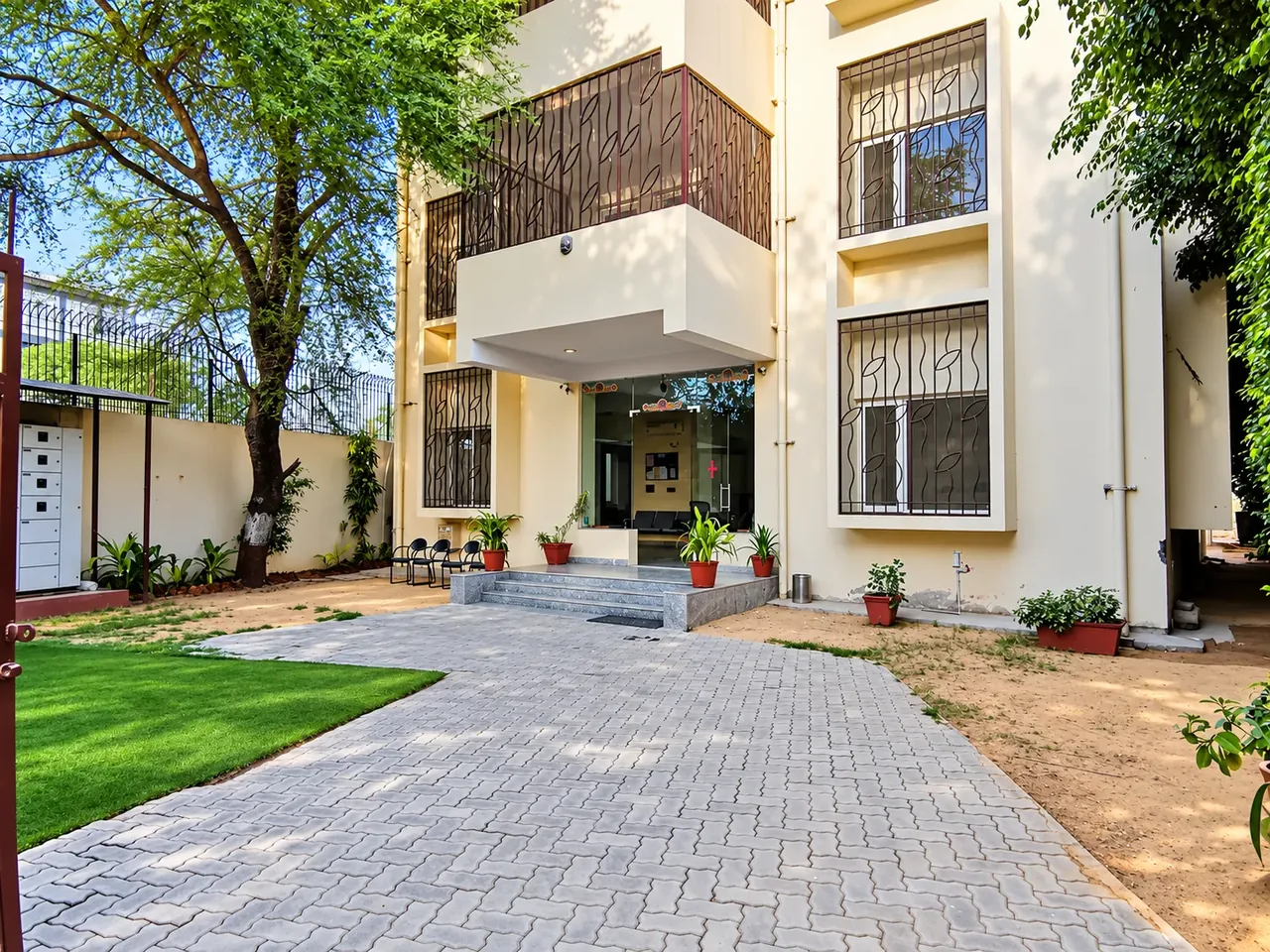The entrance and courtyard of Tulasi Home, the Mandi centre